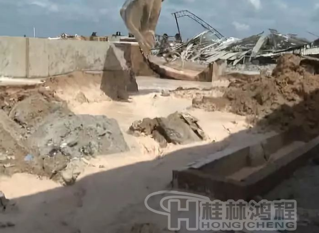 廉江政府鐵腕整治拆除一高嶺土廠(chǎng)，連設(shè)備都砸碎！