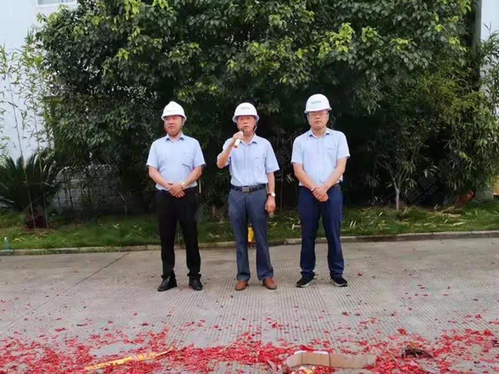 桂林鴻程董事長(zhǎng)容平勛發(fā)表致辭桂林鴻程機(jī)電設(shè)備有限公司廠區(qū)2#生產(chǎn)廠房開(kāi)工大吉！