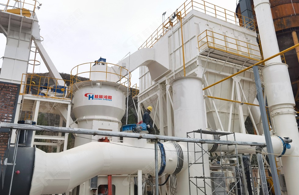 HLM1700大型煤粉立磨 客戶工作人員正學習煤立磨煤粉細度的調(diào)整 產(chǎn)量不方便透露 設(shè)備地點：山西