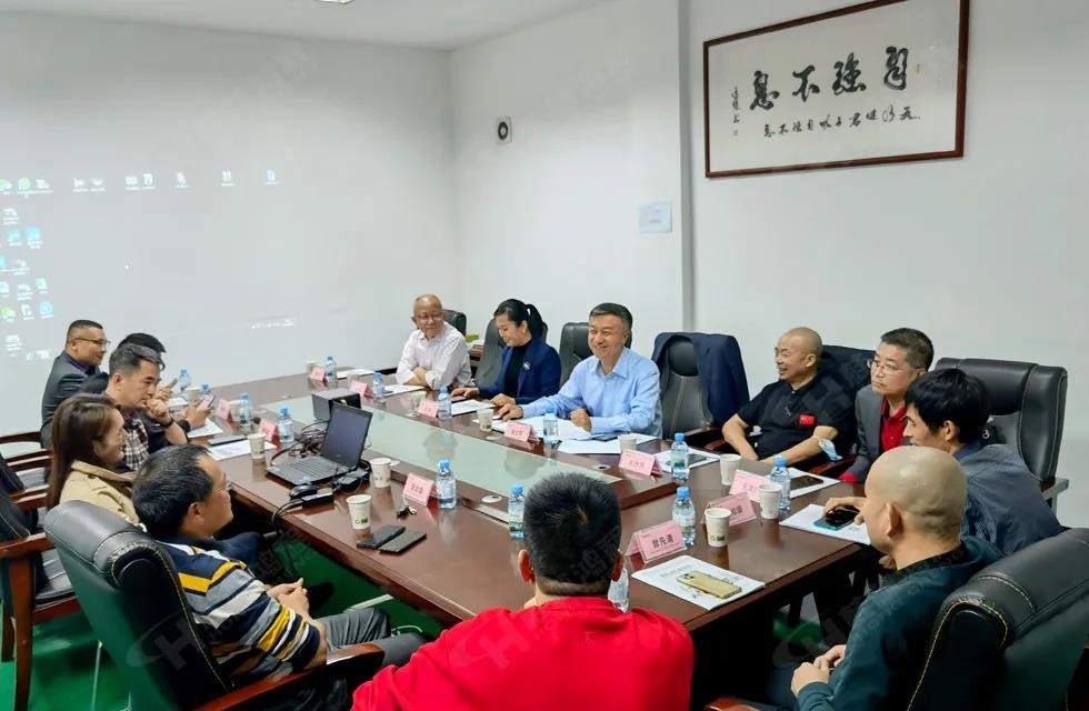 歡迎廣西塑料行業(yè)協(xié)會一行蒞臨桂林鴻程礦山機械廠參觀指導(dǎo)！